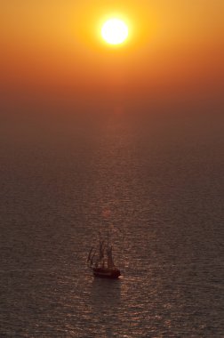 eski bir tekne ve günbatımı oia, santorini, Yunanistan