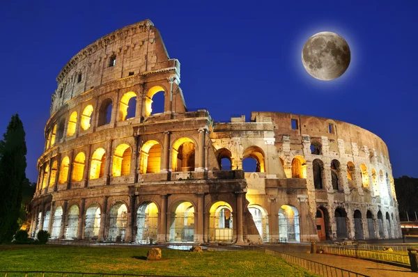 Colosseum med fullmåne — Stockfoto