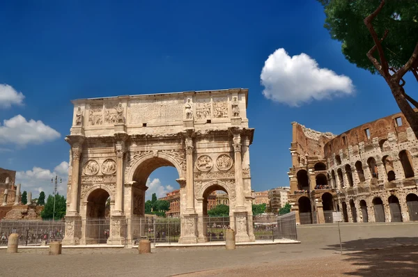 Арка Константина возле Колизея — стоковое фото