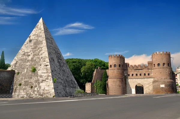 Cestiuspyramiden nära porta san paolo — Stockfoto