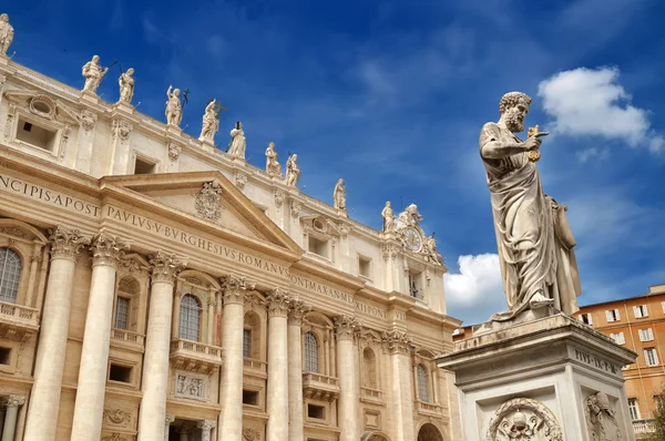 Świętego Piotra trzymając klucz do nieba — Zdjęcie stockowe