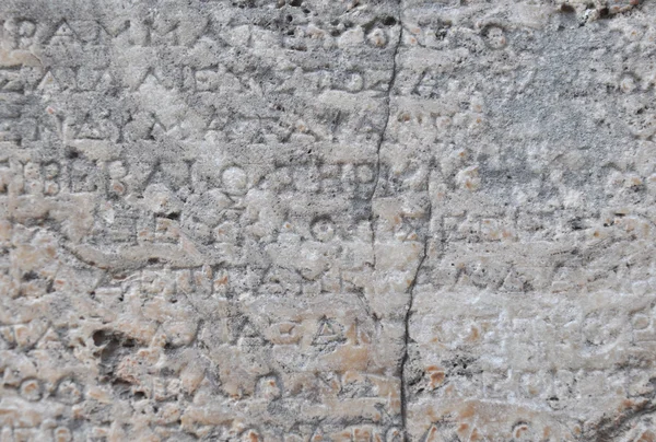 Starý řecký nápis na mramoru v delphi, Řecko — Stock fotografie