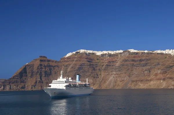 Santorni eiland verlaten met een grote personenauto boot — Stockfoto