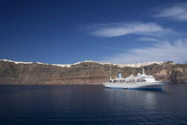 Leaving Santorni island with a big passenger boat — Stock Photo, Image