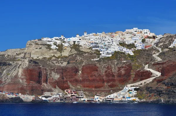 Село Тіра на вершині скелі в Santorni, Греція — стокове фото