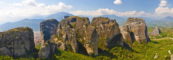 Grupo de rochas enormes perto da cidade de Kalabaka em Meteora, Grécia — Fotografia de Stock