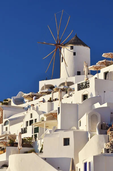 Moinho de vento tradicional em Oia, Santorini, Grécia — Fotografia de Stock