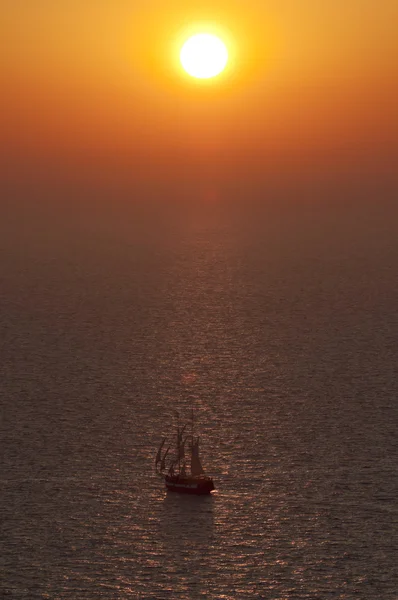 View of an old boat and sunset in Oia, Santorini, Greece — Stock Photo, Image