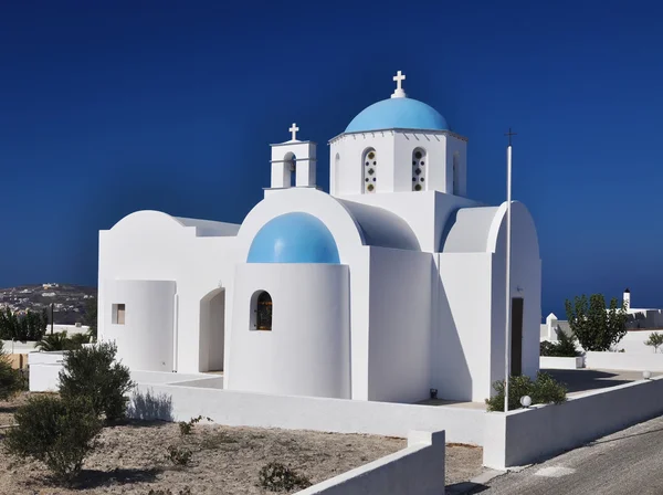 Liten kyrka i santorini, Grekland — Stockfoto