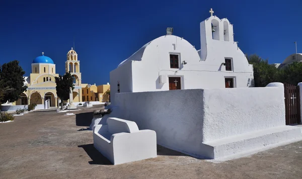 イア、サントリーニ島、ギリシャの伝統的な教会 — 图库照片