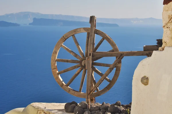 Художественное произведение - деревянное колесо, Санторини, Греция — стоковое фото