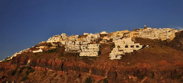 Thira città sull'isola rocciosa, Santorini, Grecia — Foto Stock