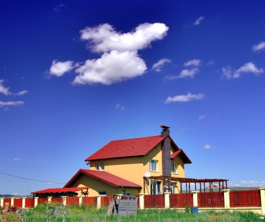 casa y cielo azul