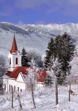 Yerel kiliseden sirnea köyü yakınlarında piatra craiului mountain, romania