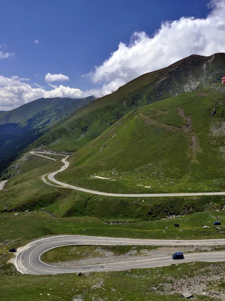 Kronkelende weg in de bergen — Stockfoto