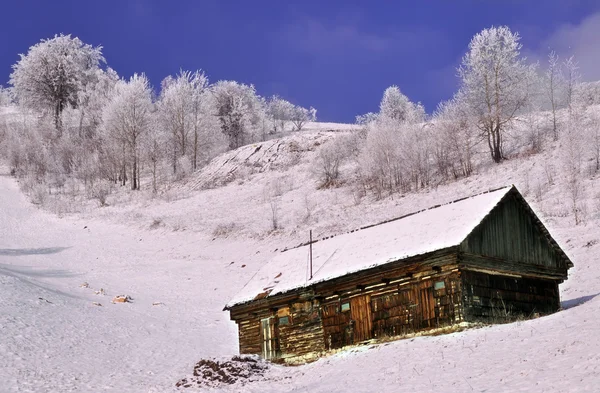 Casetta in legno abbandonata con vista invernale — Foto Stock