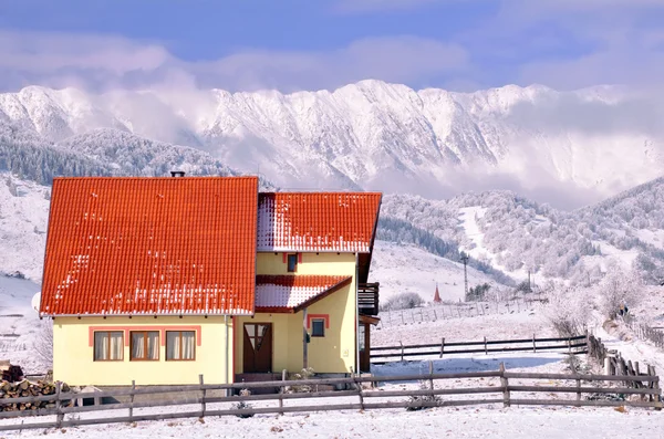 Kış manzara güzel dağ evileuk chalet in winterse landschap — Stockfoto