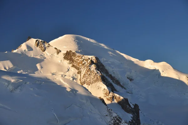 Ochtend, s eerste stralen van de zon op de mont blanc — Stockfoto