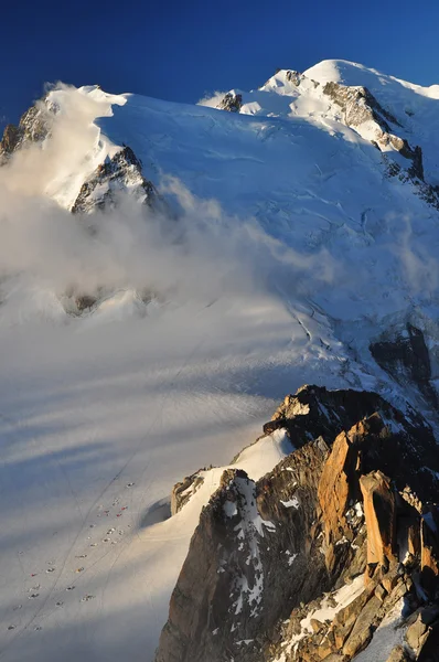 Manhã, s primeiros raios de sol no Monte Blanc — Fotografia de Stock