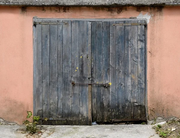 Stare drzwi drewniane garaż — Zdjęcie stockowe