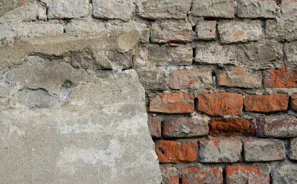 Винтажные повреждения кирпичной стены фасада — стоковое фото