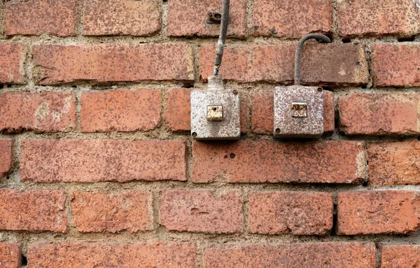 Interruptores de luz na parede de tijolo velho resistido — Fotografia de Stock