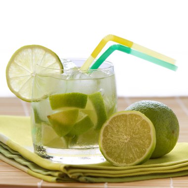 Caipirinha mit Limetten clipart