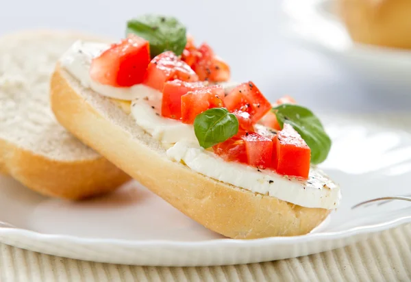 Baguette mit Tomate und Mozzarella — Stock Photo, Image