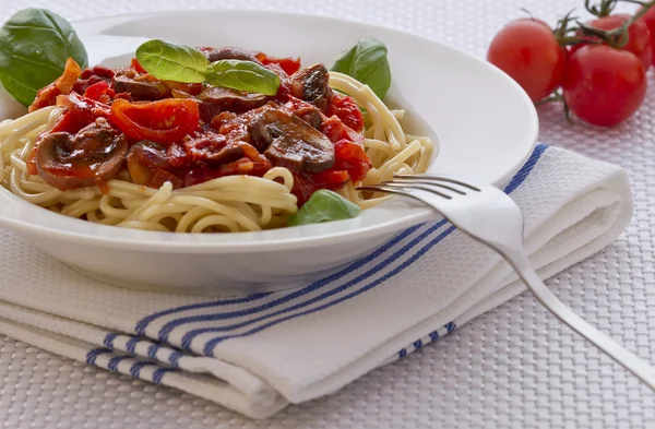 Spagetti mit Tomatensauce — Stok fotoğraf