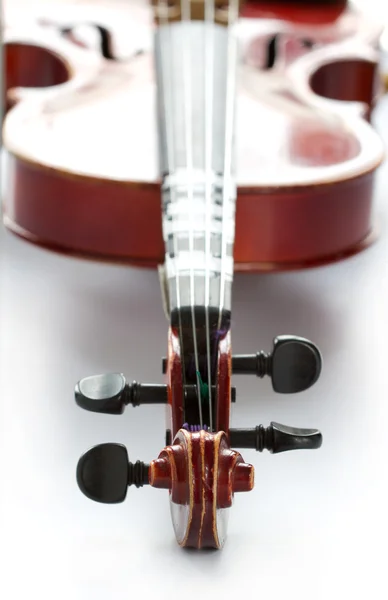 Alte zerkratzte Geige isoliert auf weiß — Stockfoto