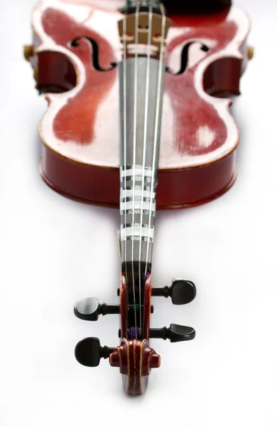 Alte zerkratzte Geige isoliert auf weiß — Stockfoto