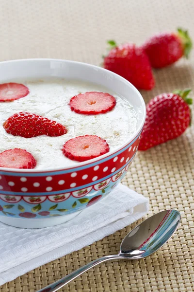 Porridge with strawberries — Stock Photo, Image