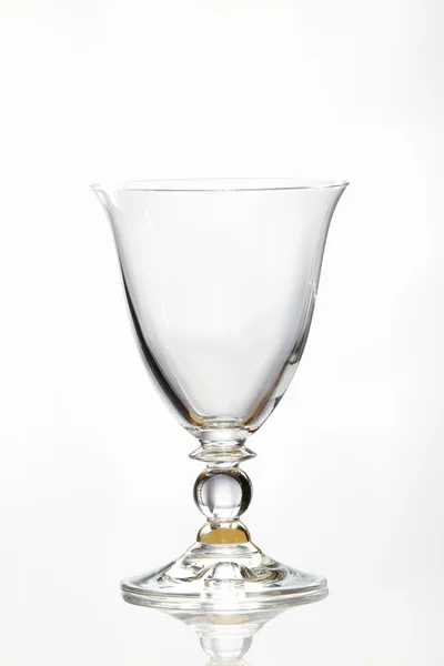 하얀 배경에 있는 빈 잔 — 스톡 사진
