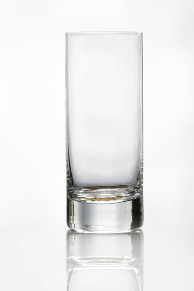 Пустой стакан на белом фоне — стоковое фото
