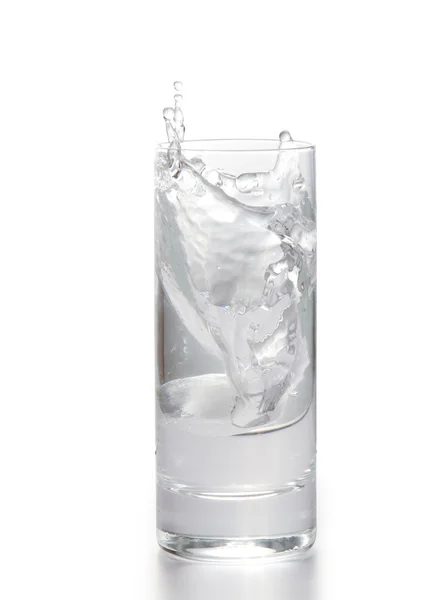 Вода в стекле со льдом — стоковое фото