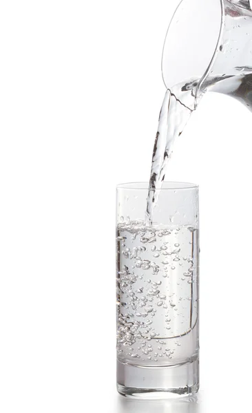 Água derramando em vidro isolado em branco — Fotografia de Stock