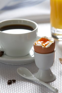 Kahvaltıda haşlanmış yumurta.