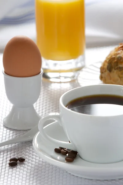 Xícara de café, ovo e suco de laranja para café da manhã — Fotografia de Stock
