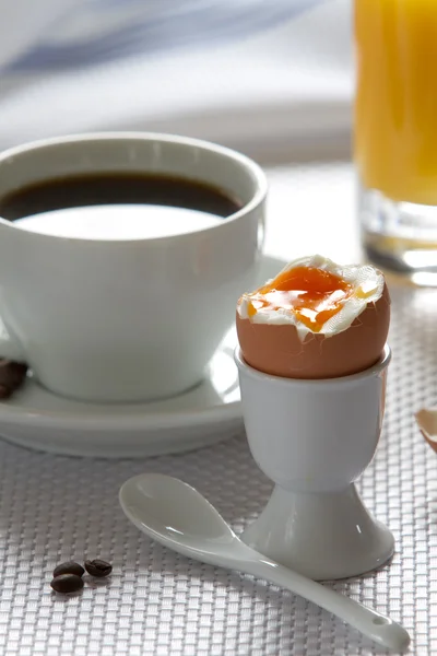 Варёное яйцо на завтрак — стоковое фото