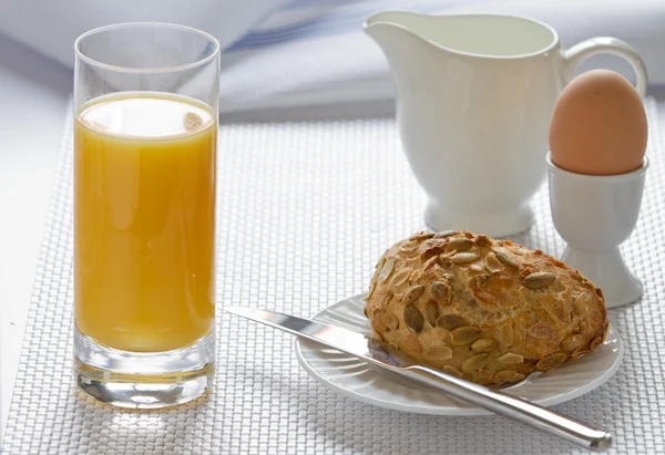 桔子汁、 面包和鸡蛋的早餐 — 图库照片