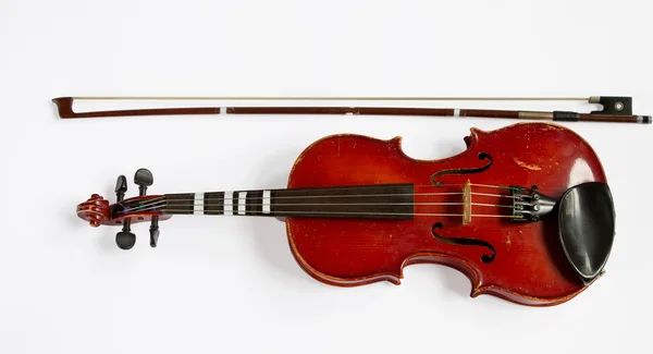Старая скрипка изолирована на белом — стоковое фото
