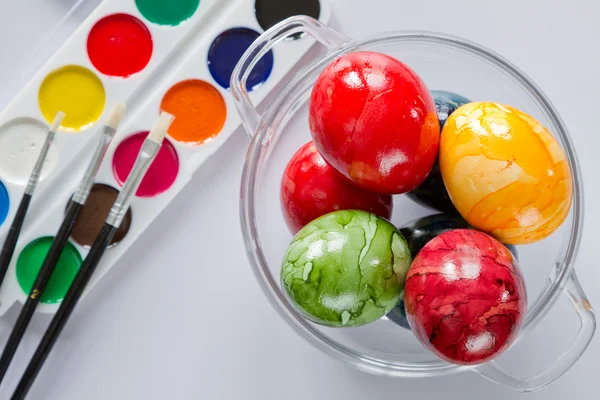 Ovos de ésteres com pincel e tinta — Fotografia de Stock