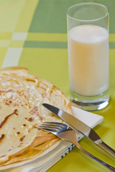 Pannenkoeken stapel op plaat en kopje melk — Stockfoto