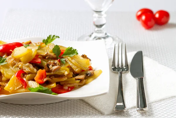 Fried potatoes with vegetables — Stock Photo, Image