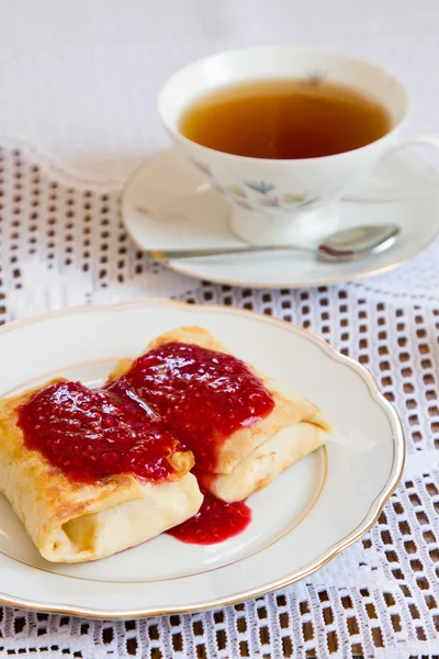ブリニ。伝統的なウクライナ人のパンケーキ — ストック写真