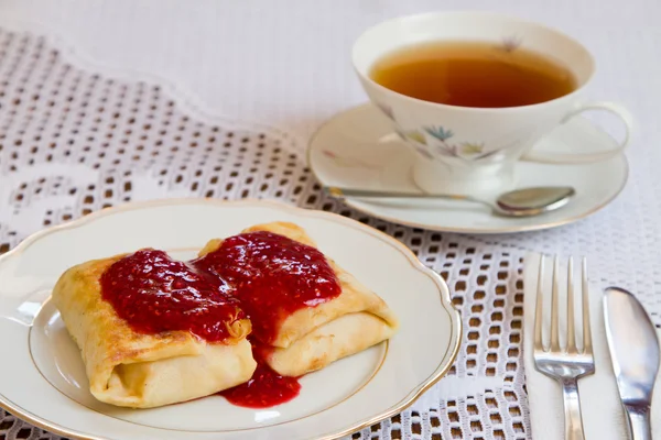 ブリニ。伝統的なウクライナ人のパンケーキ — ストック写真