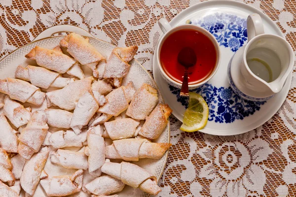 Montón casero fresco de galletas y taza de tee — Foto de Stock
