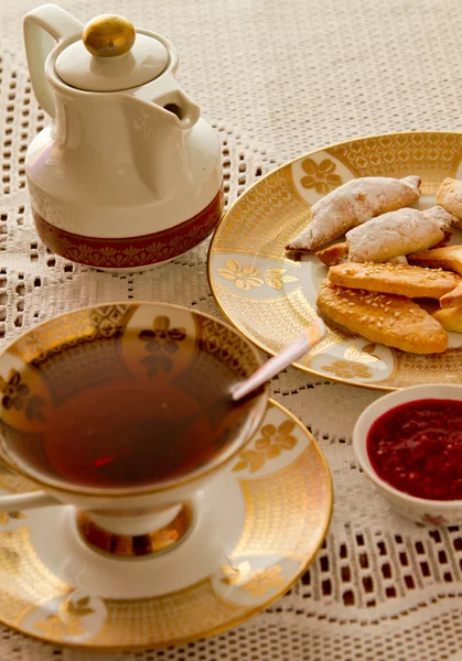 Cup of tee and fresh homemade heap of cookies — Stock Photo, Image