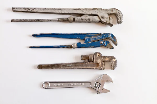 Groep Loodgieters pipe wrench op wit — Stockfoto