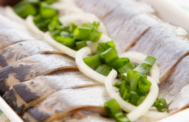 otlar ile ringa balığı filetosu